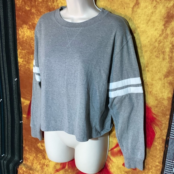 SO-women’s gray/white stripe ‘relaxed’ long sleeve crop crewneck jersey shirt - Picture 2 of 9